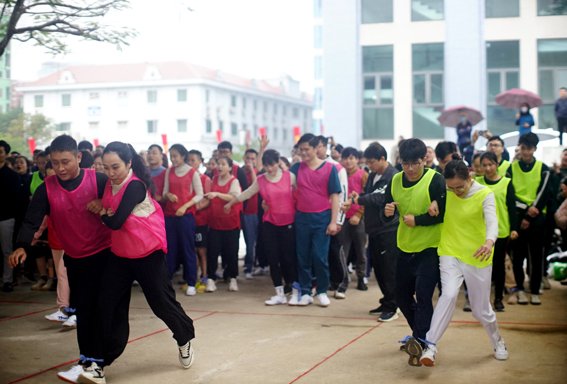 Các thầy thuốc, cán bộ Bệnh viện sôi nổi với môn thi, chạy tiếp sức buộc chân