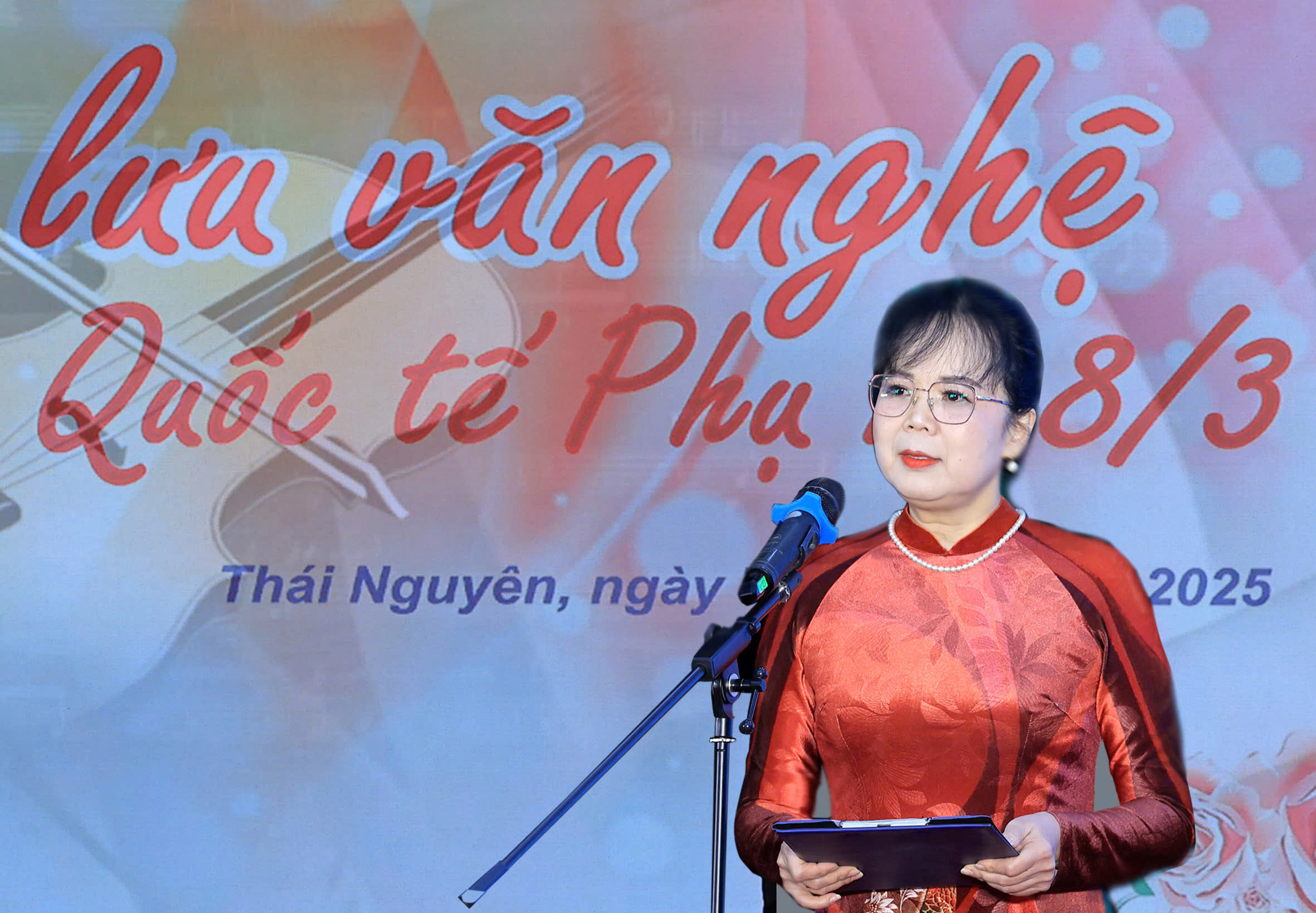 Nhà thơ Nguyễn Thúy Quỳnh phát biểu chào mừng