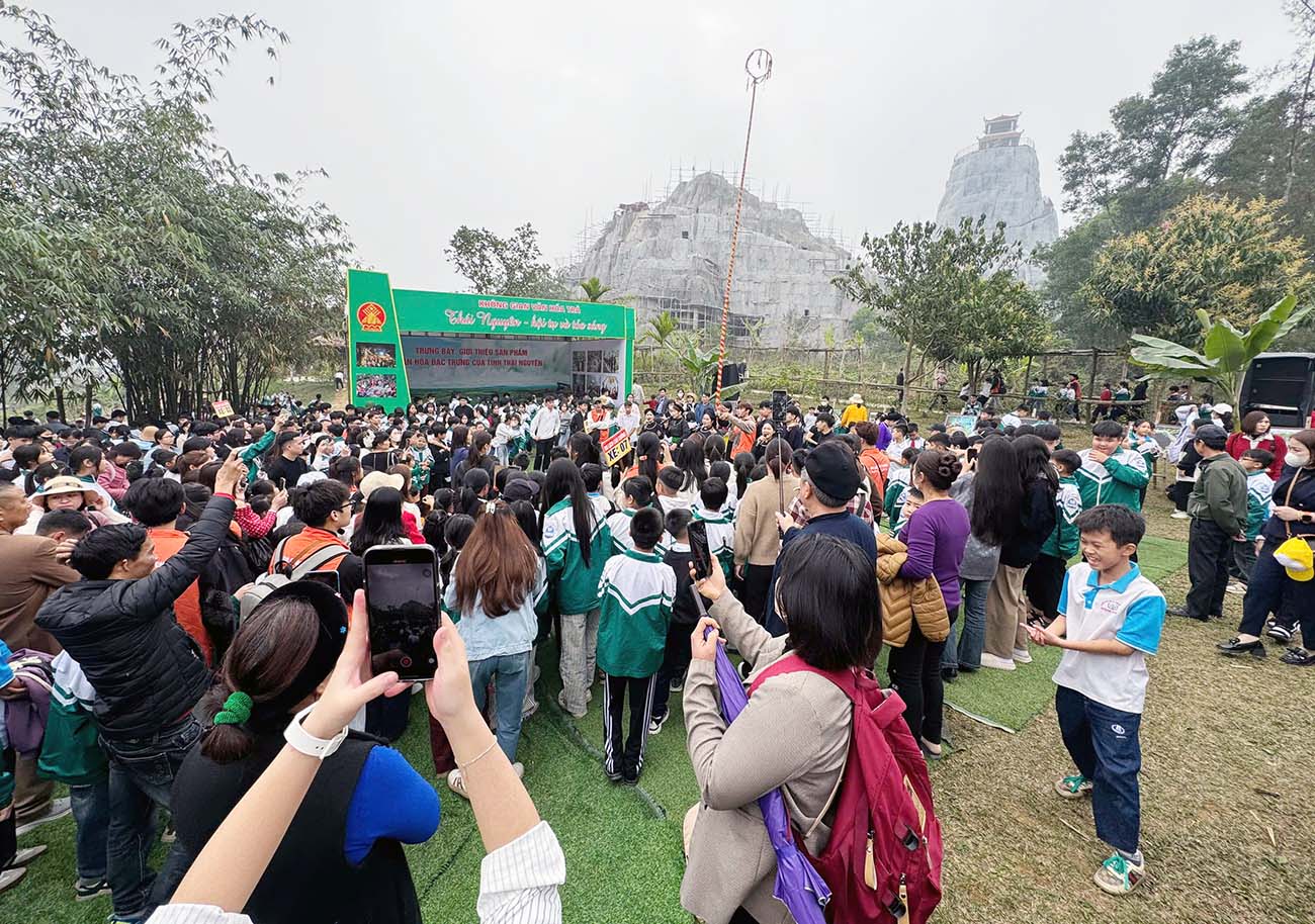 Đông đảo nhân dân, du khách và các em học sinh đã đến với không gian văn hóa của đoàn Thái Nguyên