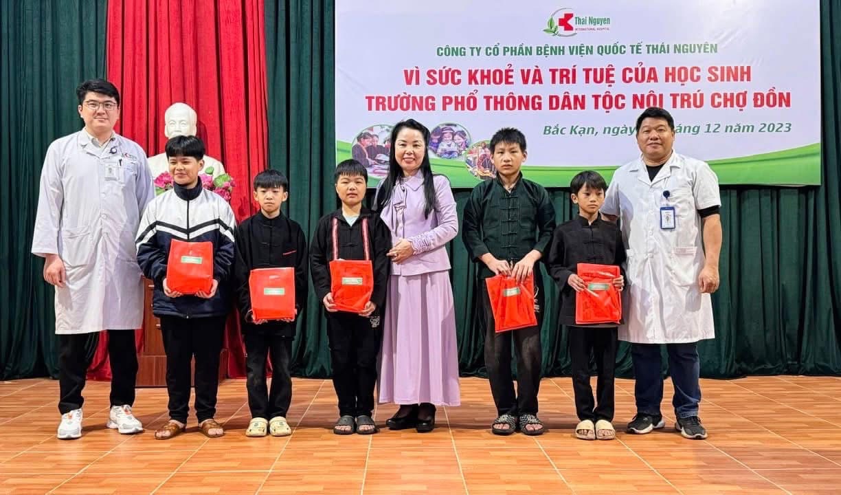 Tác giả (giữa) cùng các bác sĩ của Bệnh viện Quốc tế Thái Nguyên tặng quà cho các em nhỏ trong chương trình “Vì sức khỏe và trí tuệ của học sinh” tại Trường PT DTNT Chợ Đồn (Bắc Kạn), năm 2023