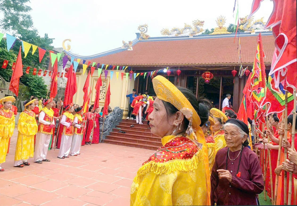 Nhân dân, du khách vui ngày hội truyền thống đền Đan Hà