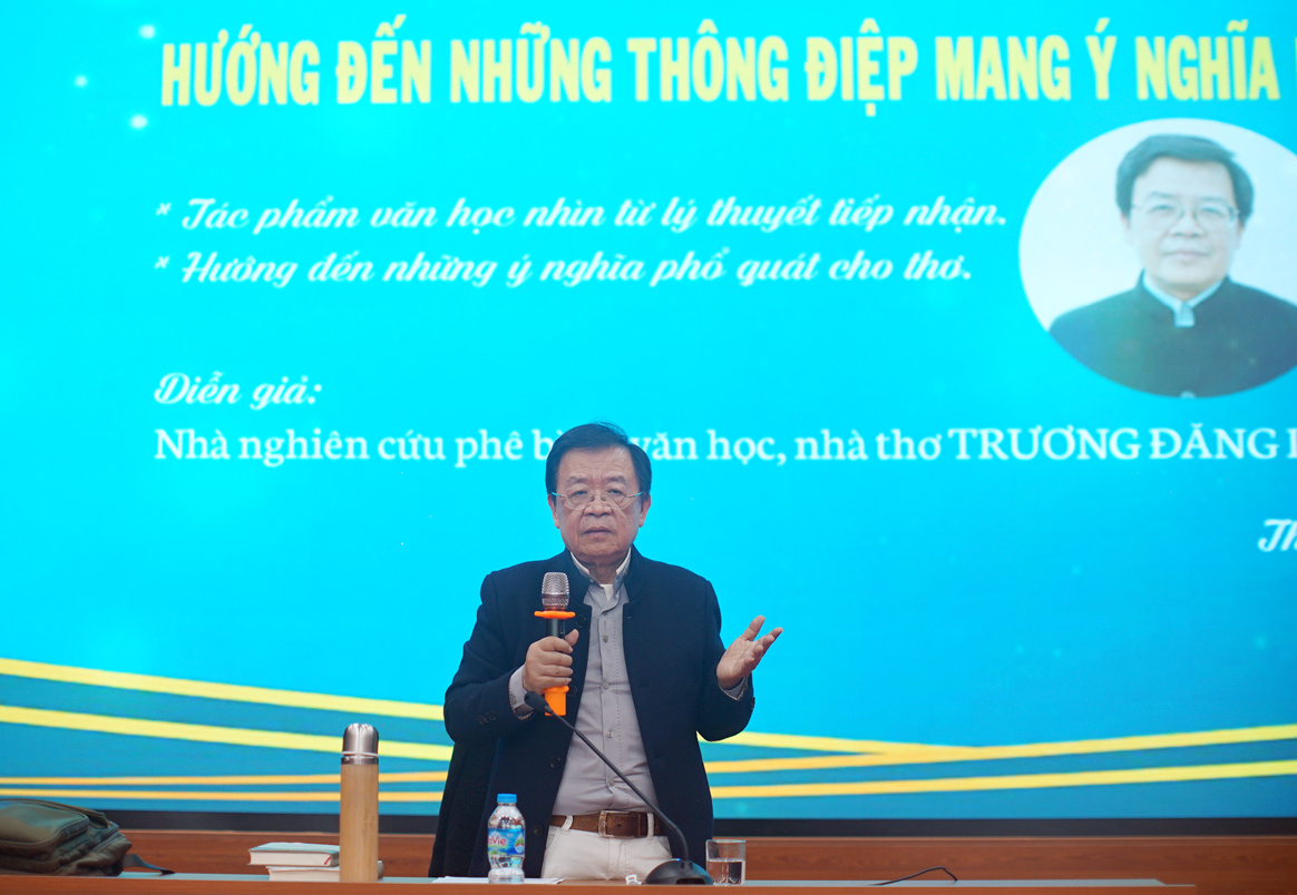 Nhà thơ Trương Đăng Dung chia sẻ tại buổi sinh hoạt chuyên đề