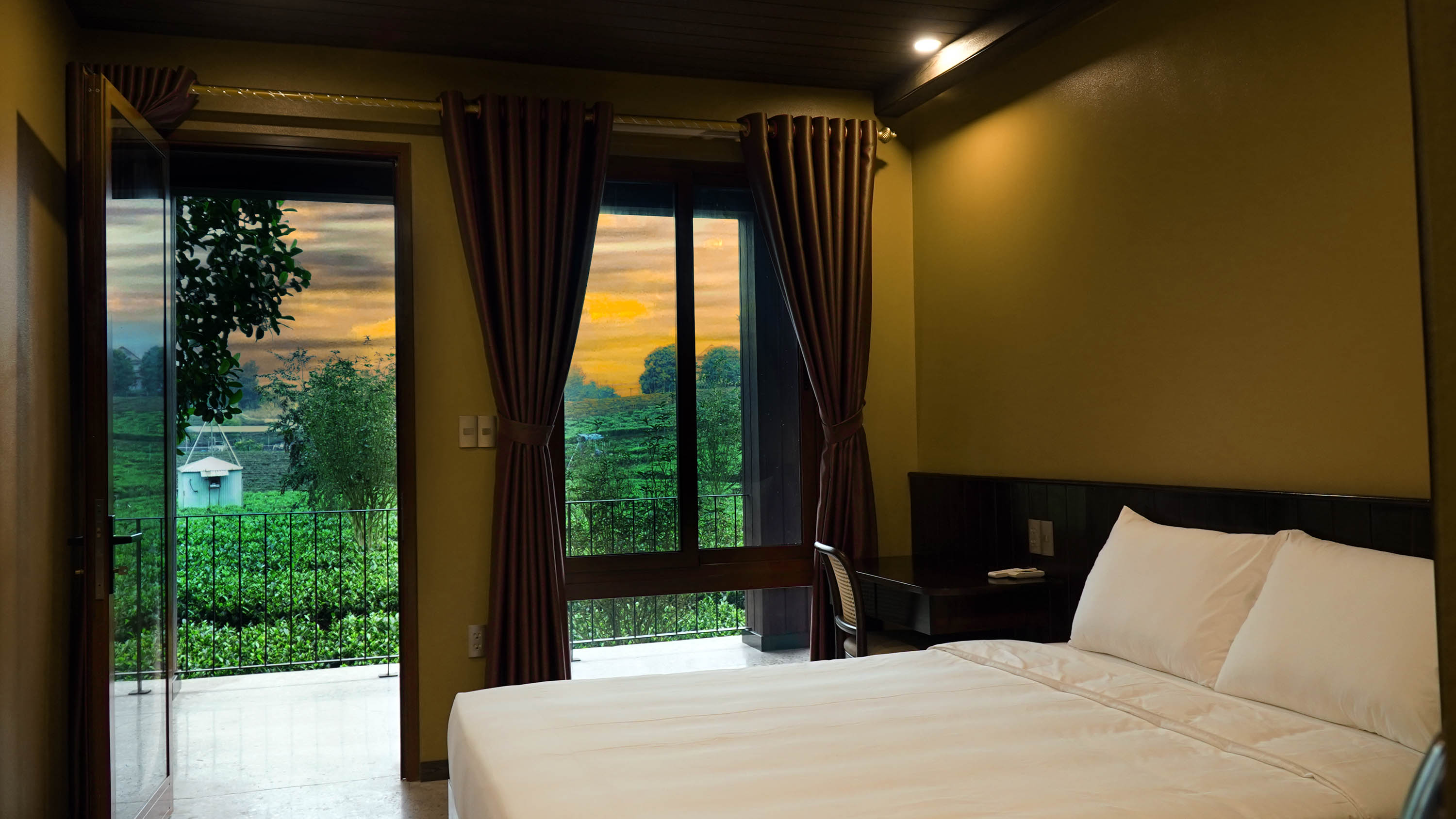 Từng căn phòng được thiết kế tối giản, ấm cúng, cửa hướng ra phía những nương chè