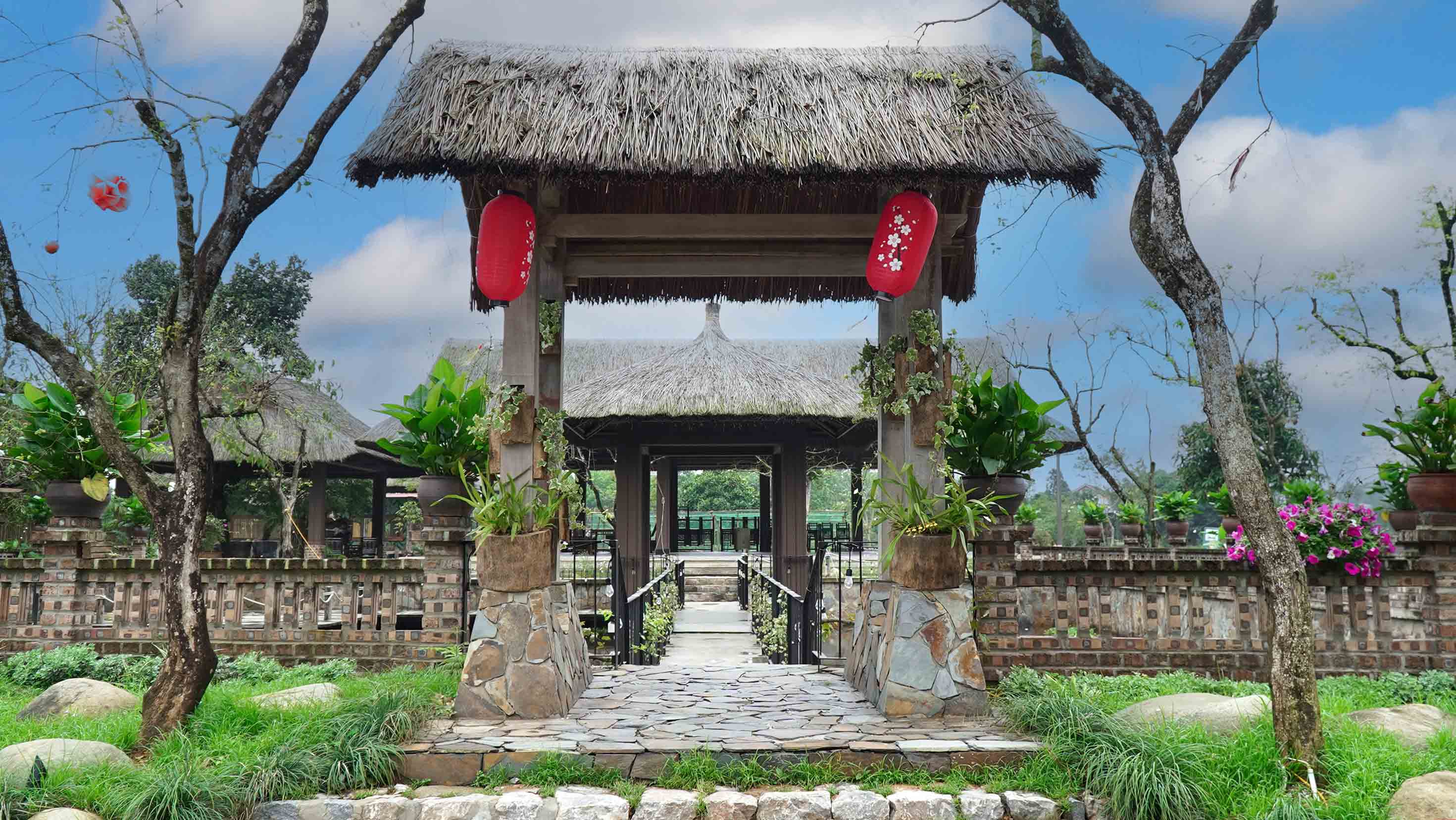 Mọi góc ở Tiến Yên Farmstay đều giúp du khách có được những khuôn hình check-in thi vị nhất: bên cây chè cổ, đọ sắc cùng hoa cải nở vàng, những bông hướng dương rực rỡ nghiêng mình trên cầu soi bóng nước… Những xã viên vốn chỉ quen với việc chăm sóc, chế biến chè, nay học thêm cách làm du lịch, đồng hành cùng du khách.