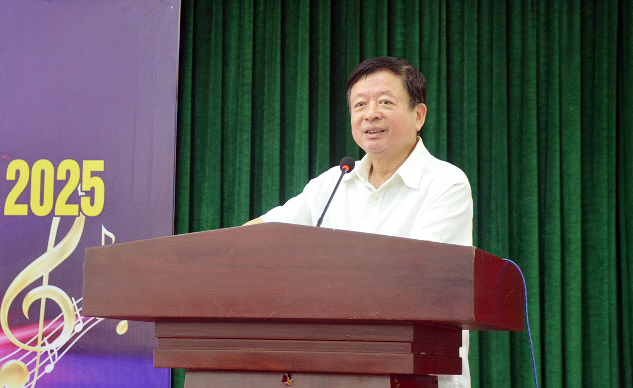 PGS.TS, nhạc sĩ Đỗ Hồng Quân, Phó Chủ tịch Ủy ban Trung ương MTTQ Việt Nam, Chủ tịch Ủy ban toàn quốc Liên hiệp các Hội Văn học nghệ thuật Việt Nam truyền đạt chuyên đề 
