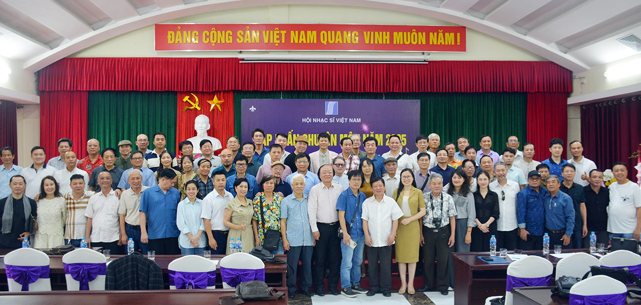 Các đại biểu và các nhạc sĩ tham gia lớp tập huấn chụp ảnh lưu niệm