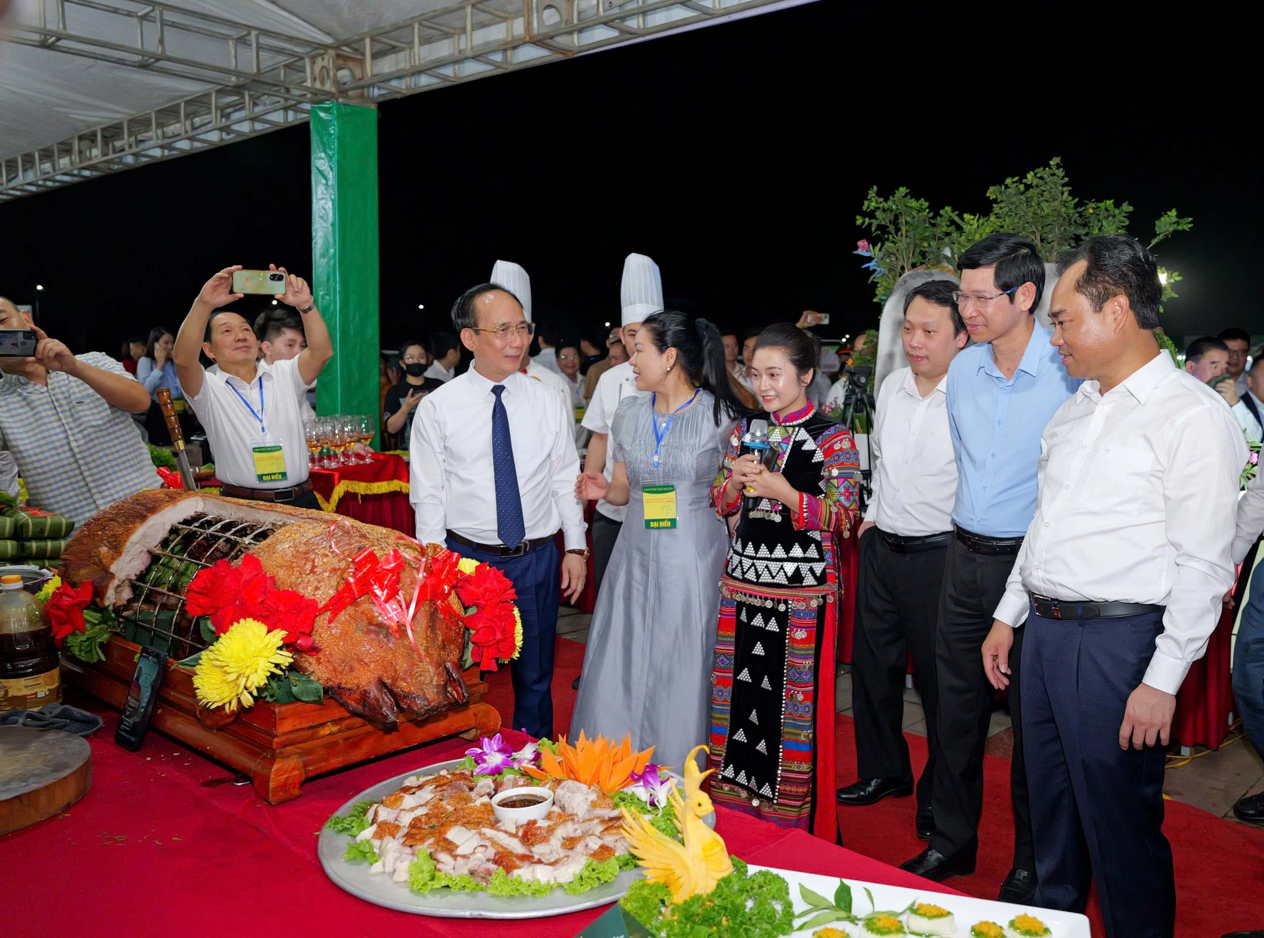 Các đại biểu tham quan khu vực ẩm thực tiêu biểu của Thái Nguyên