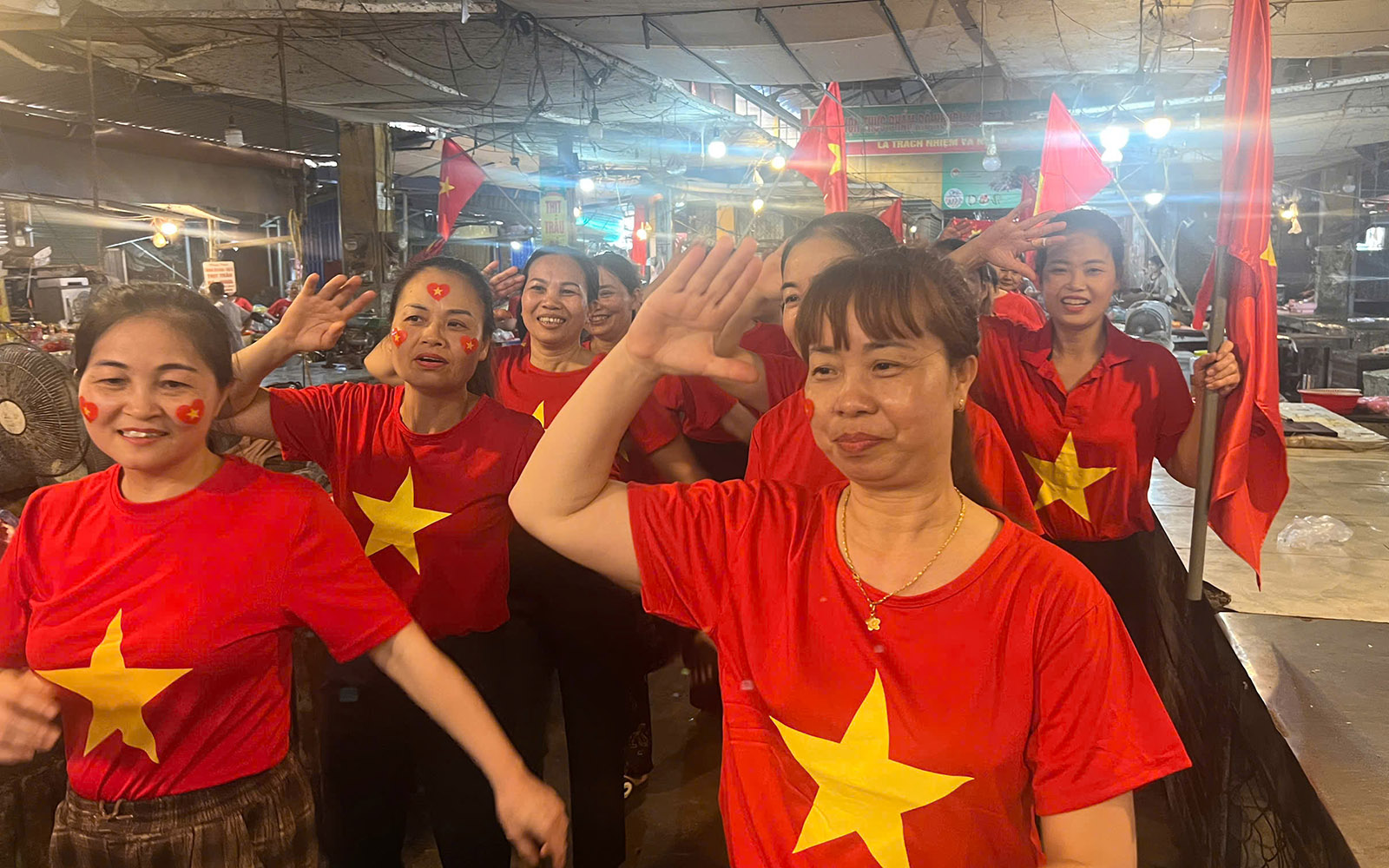 Chị em dãy hàng thực phẩm hát vang bài ca Như có Bác Hồ trong ngày vui đại thắng