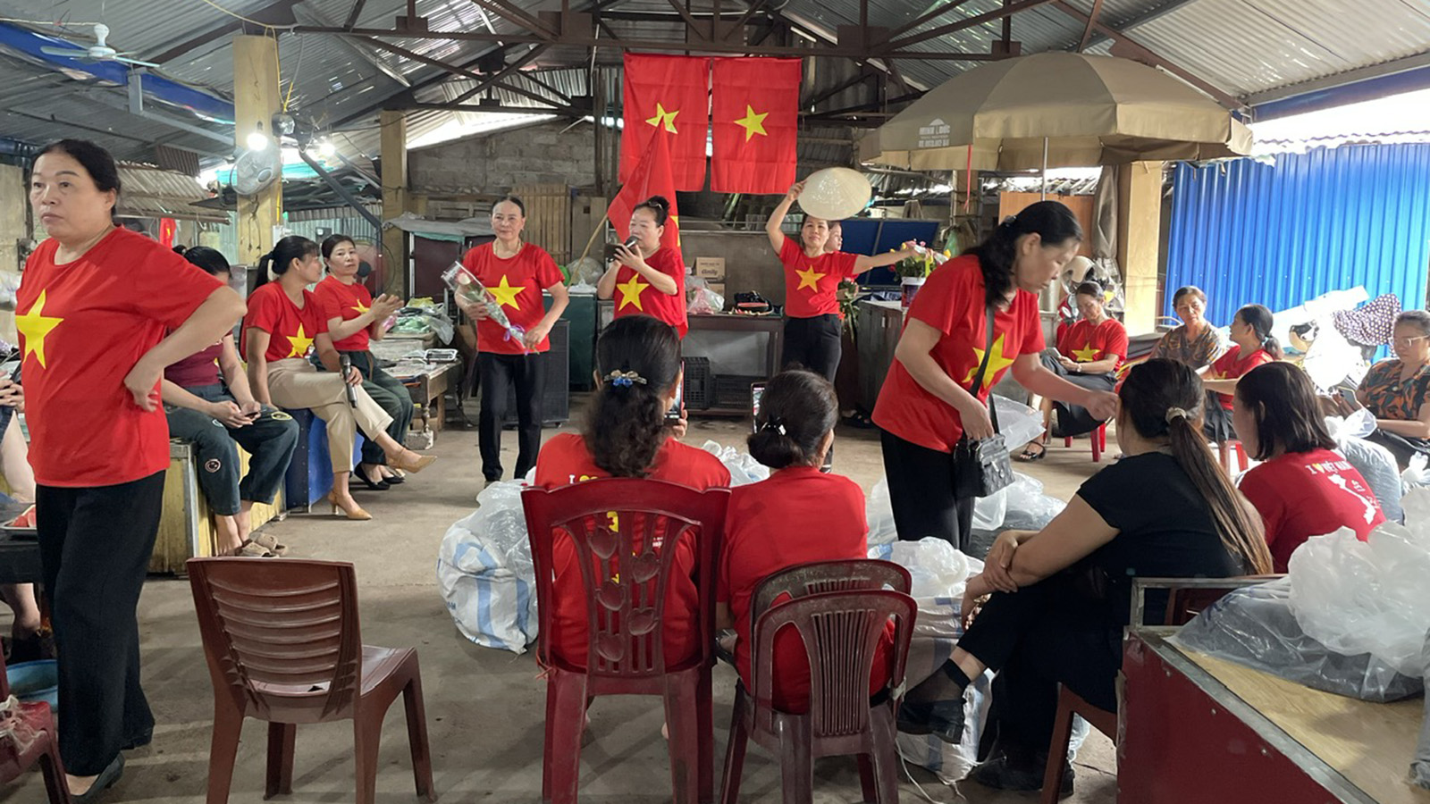 Các chị dãy hàng trà với bài hát Tiến về Sài Gòn