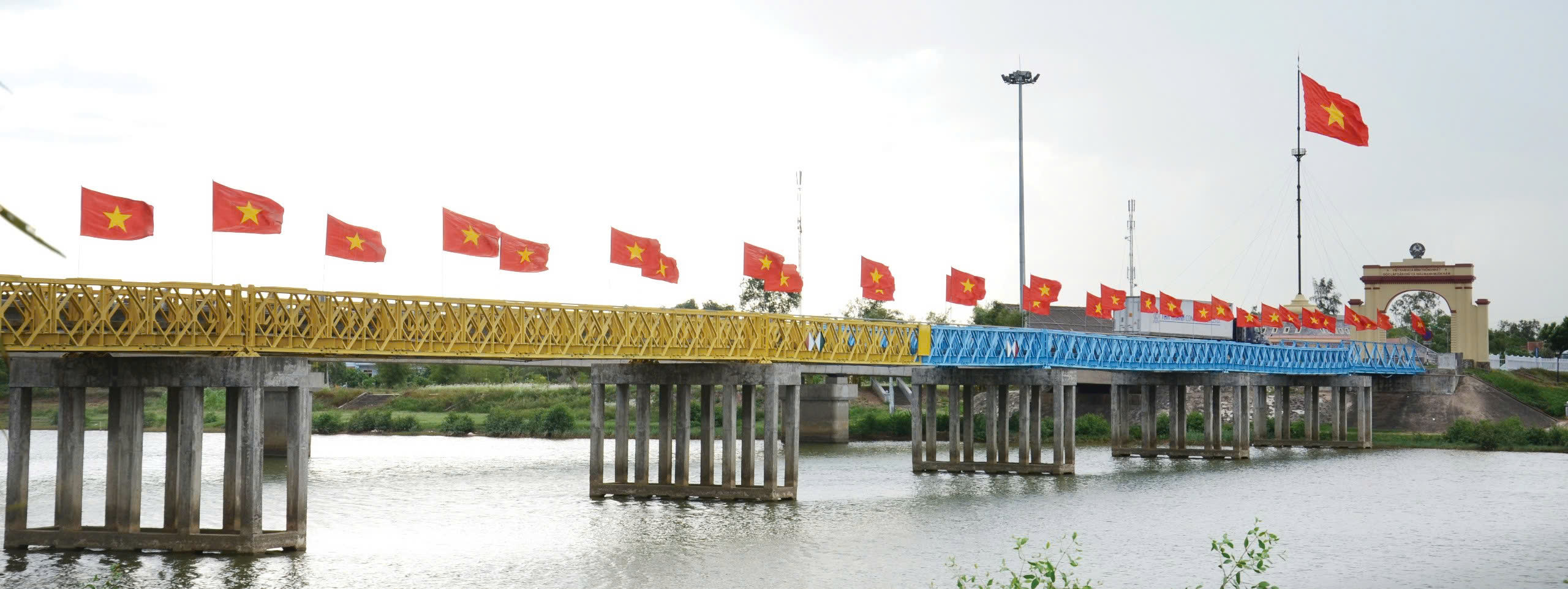 Cầu Hiền Lương. Ảnh: Đ.T