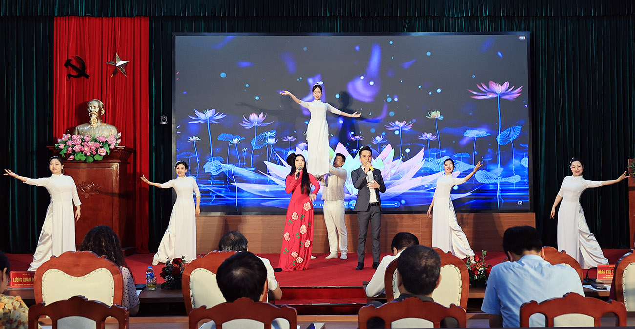 Tiết mục văn nghệ chào mừng do tập thể diễn viên Trung tâm Văn hóa Nghệ thuật tỉnh Thái Nguyên biểu diễn