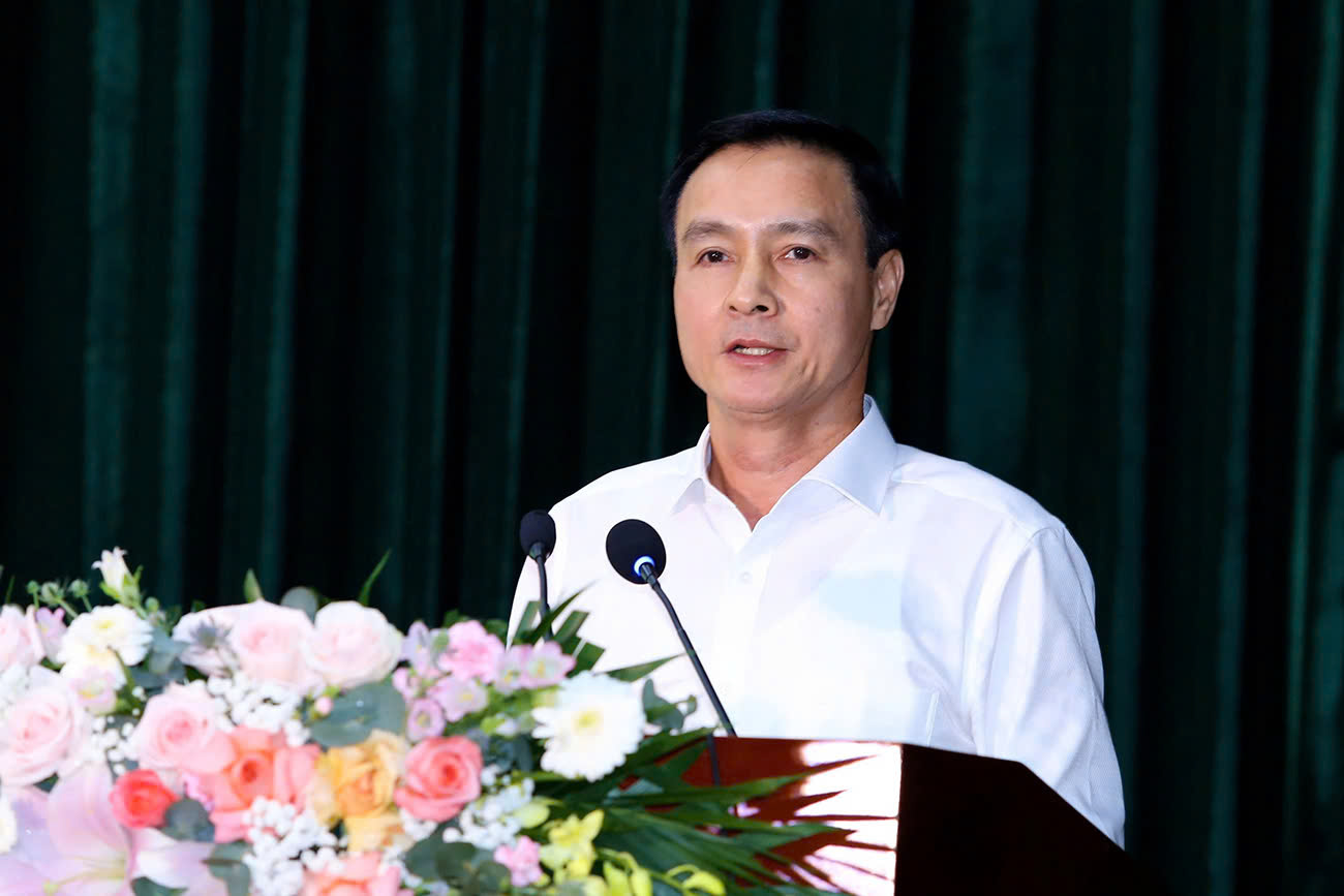 Đồng chí Vũ Duy Hoàng, Ủy viên Ban Thường vụ, Trưởng Ban Tuyên giáo và Dân vận Tỉnh ủy phát biểu tại Hội nghị