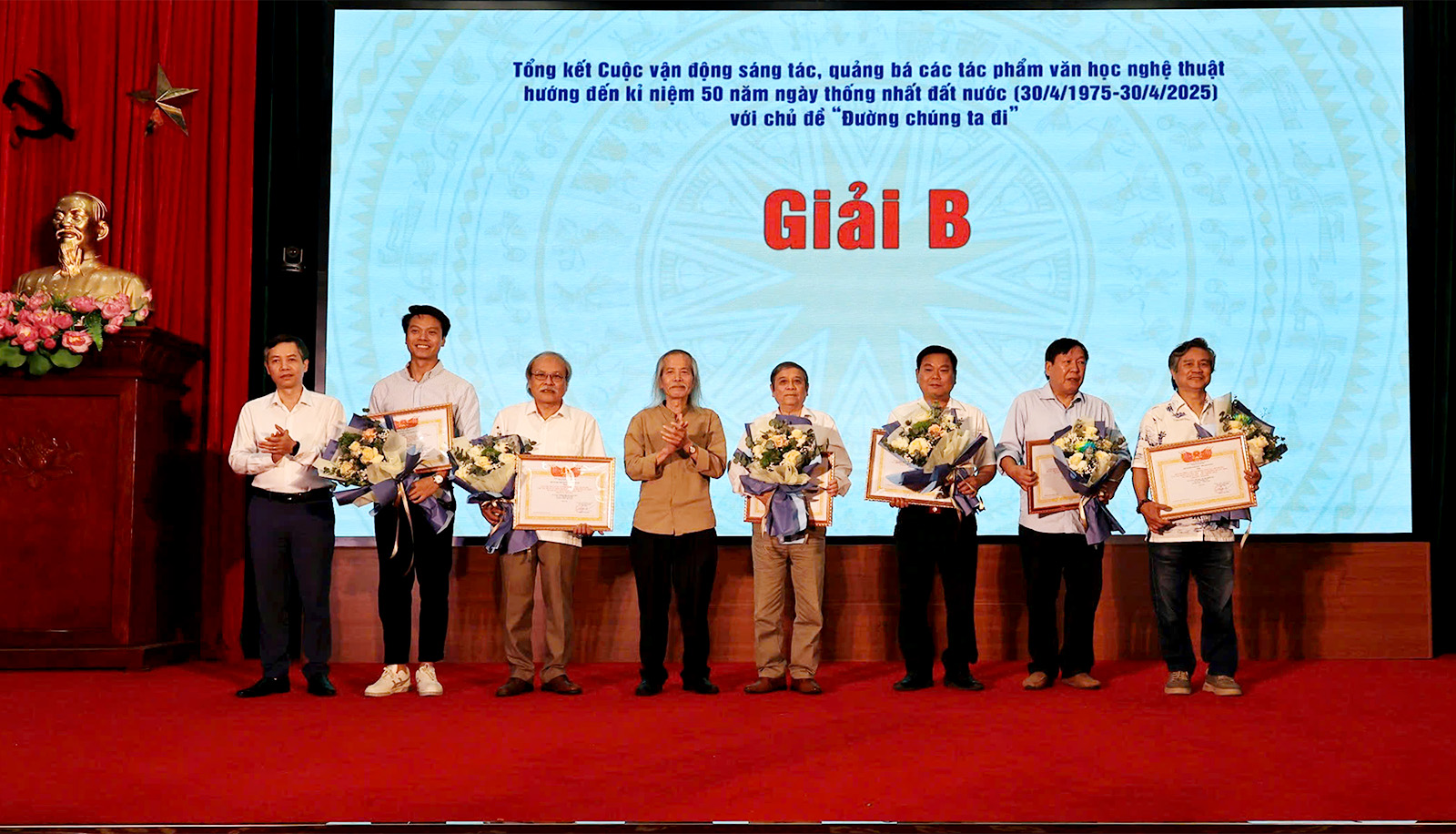 Họa sĩ Lương Xuân Đoàn, Chủ tịch Hội Mỹ thuật Việt Nam và đồng chí Nguyễn Quốc Thái, Phó Trưởng ban Tuyên giáo và Dân vận Tỉnh ủy trao tặng giải B cho các tác giả