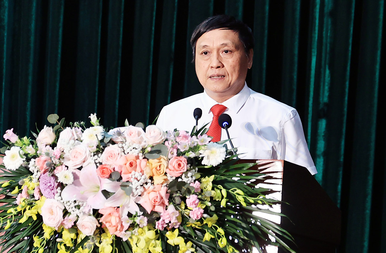 Nhà báo Trần Văn Thép, Tổng biên tập Tạp chí Văn nghệ Thái Nguyên trình bày tham luận 
