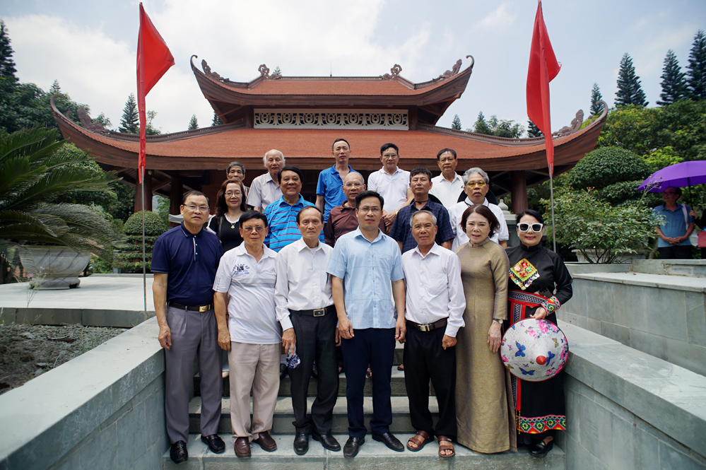 Các văn nghệ sĩ chụp ảnh lưu niệm trước Nhà tưởng niệm Chủ tịch Hồ Chí Minh tại ATK - Định Hóa