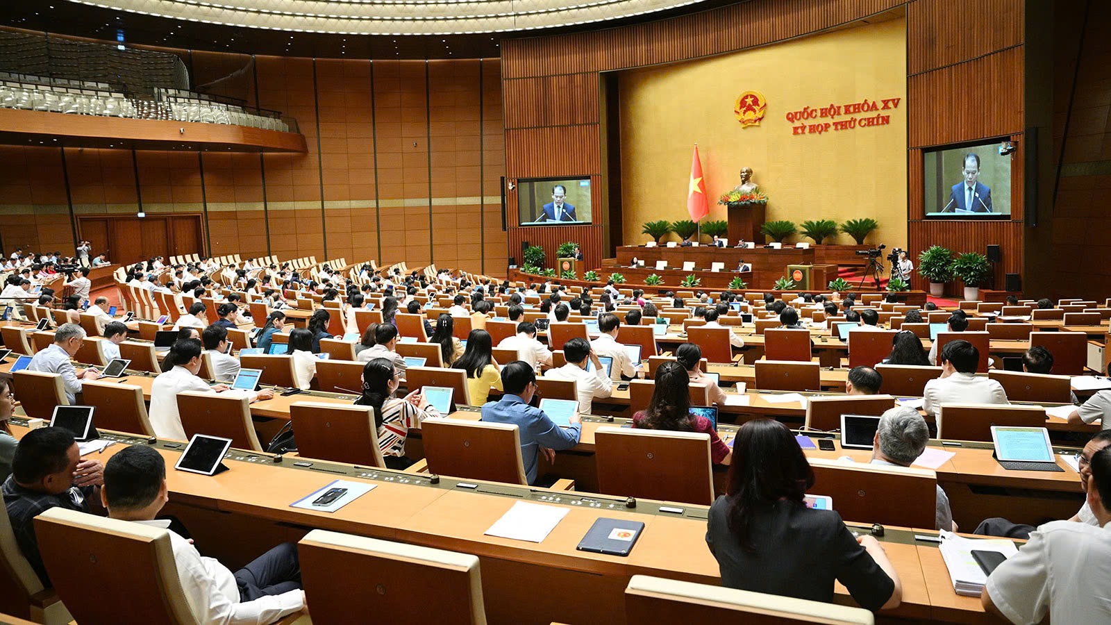 Quang cảnh phiên họp Quốc hội tại hội trường Diên Hồng