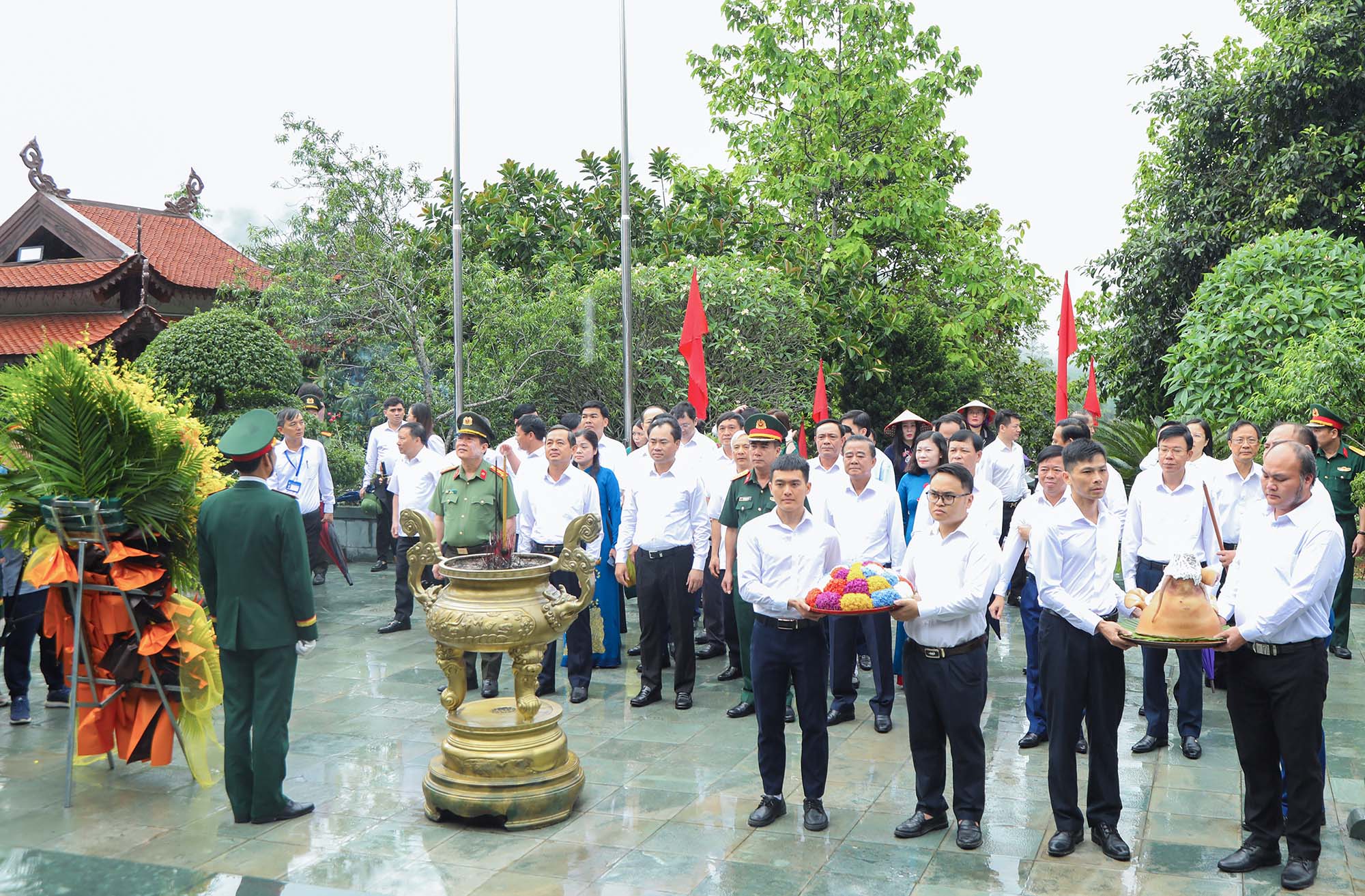 Dâng hương tưởng nhớ Chủ tịch Hồ Chí Minh nhân ngày sinh của Người