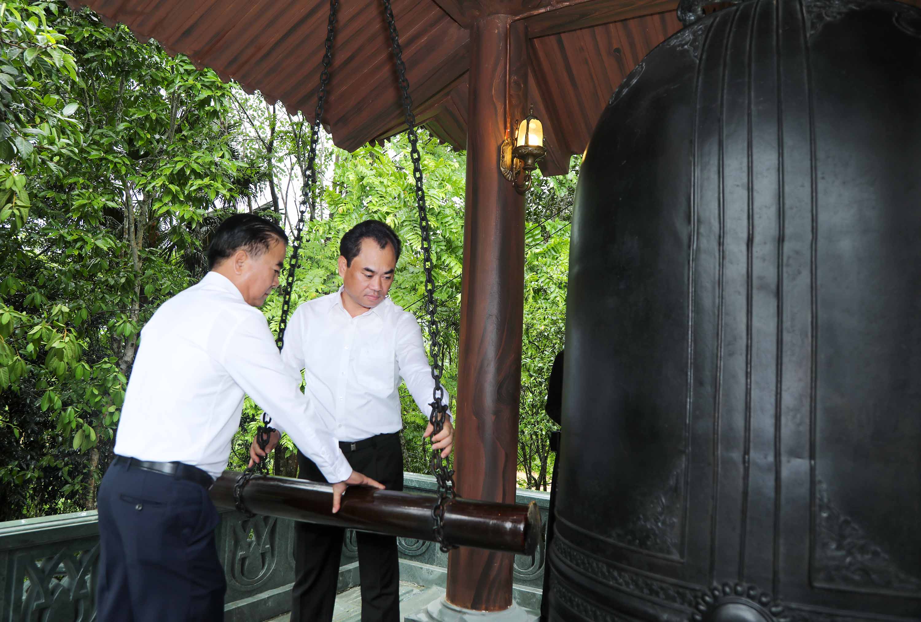 Dâng hương tưởng nhớ Chủ tịch Hồ Chí Minh nhân ngày sinh của Người
