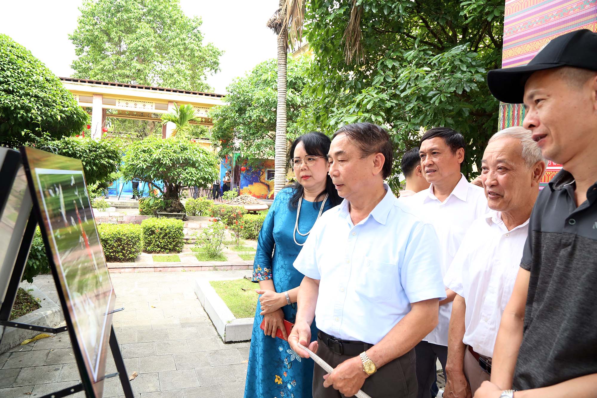 “Đi Qua Thời Gian” - Bức chân dung dung dị của một đời cầm máy