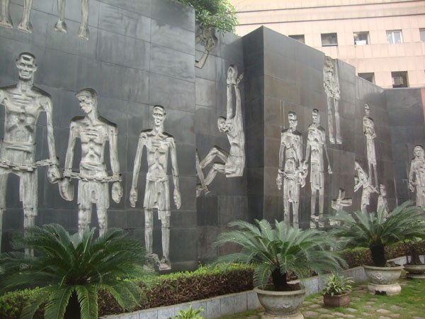 Đài tưởng niệm cách mạng trong nhà tù Hỏa Lò (Hà Nội) của Lê Liên (Nguồn ảnh: anninhthudo.vn)