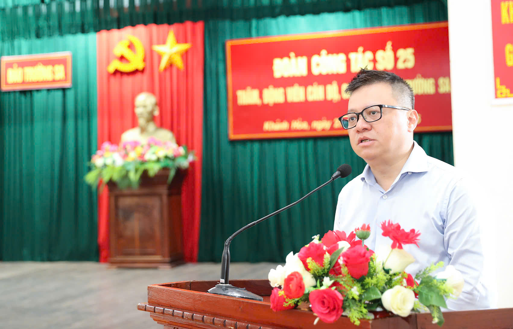 Nhà báo Lê Quốc Minh, Ủy viên BCH Trung ương Đảng, Phó Trưởng ban Tuyên giáo và Dân vận Trung ương, Tổng biên tập Báo Nhân Dân, Chủ tịch Hội Nhà báo Việt Nam phát biểu tại đảo Trường Sa