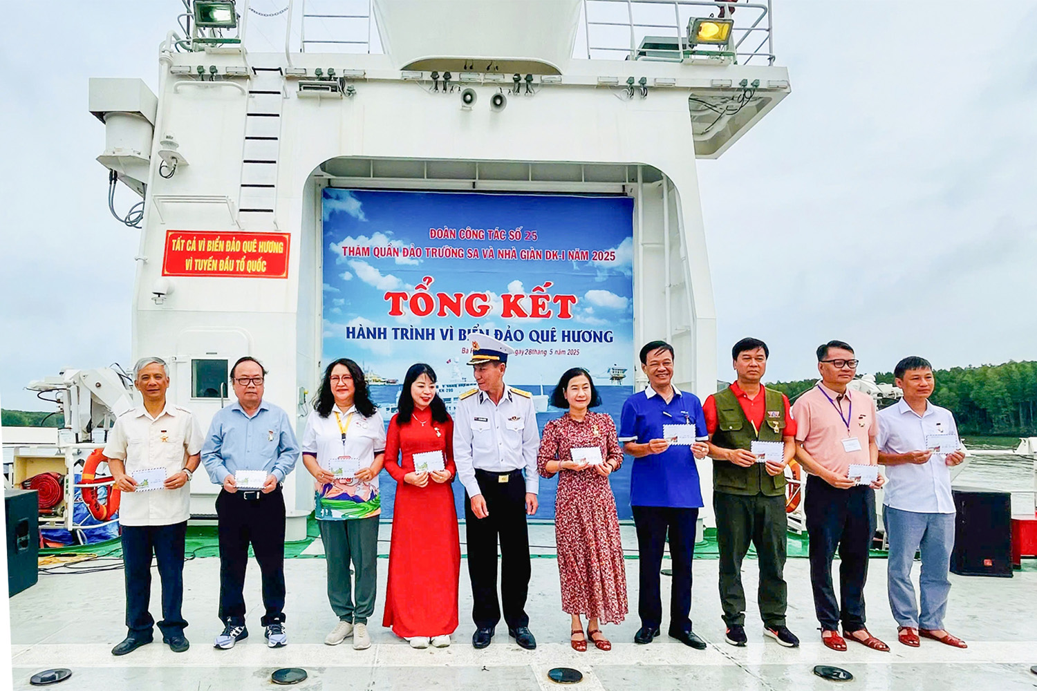 Ban Tổ chức trao giải cho các tác giả đọat giải tại Cuộc thi viết Cảm nhận về Trường Sa và biển đảo Tổ quốc