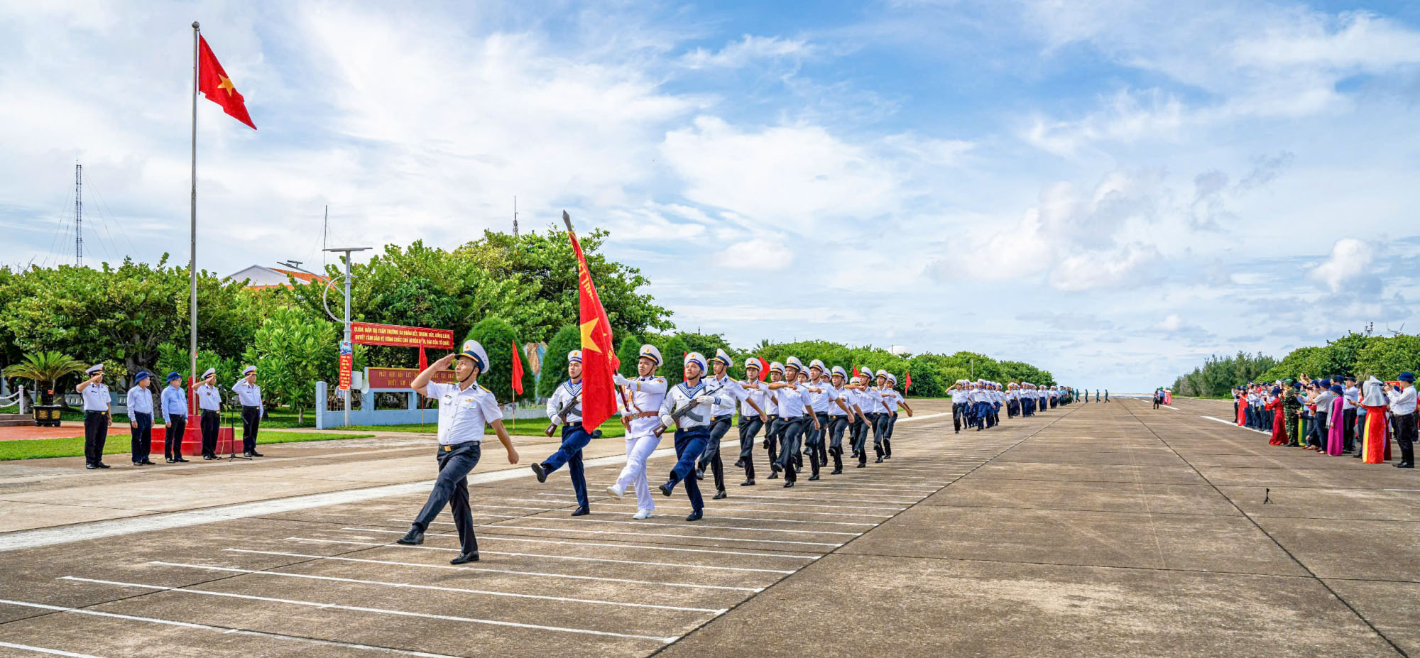 Nghi lễ chào cờ tại huyện đảo Trường Sa