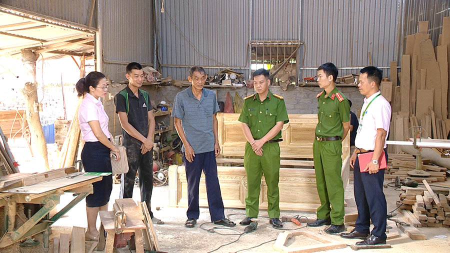 Đại diện Ngân hàng chính sách huyện Phú Bình và Công an xã Kha Sơn kiểm tra nguồn vốn vay tại gia đình ông Nguyễn Văn Lương (thứ ba từ trái sang)