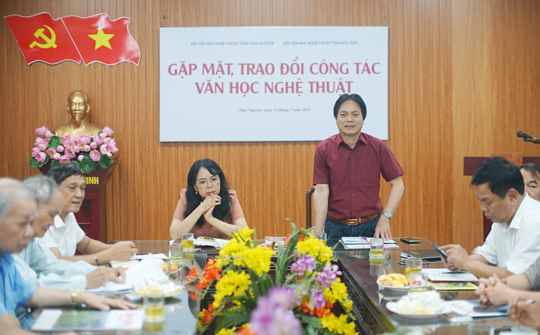 Nhà thơ Dương Văn Phong, Chủ tịch Hội VHNT tỉnh Bắc Kạn phát biểu tại buổi gặp mặt