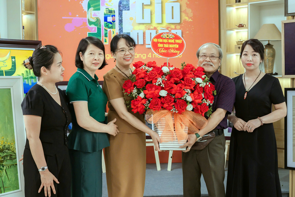 Nhà thơ Nguyễn Thúy Quỳnh, Chủ tịch Hội Văn học Nghệ thuật tỉnh tặng hoa chúc mừng triển lãm