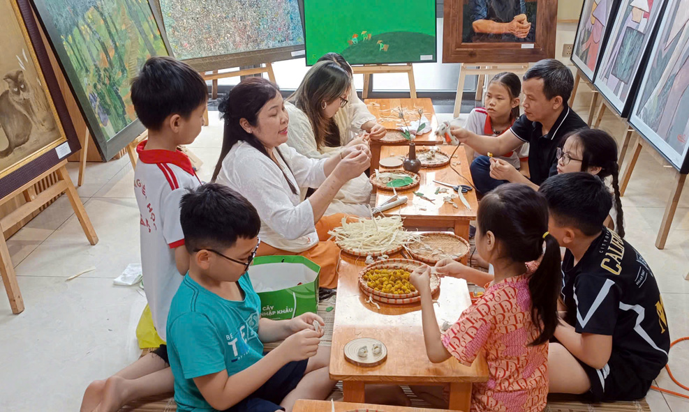 Tham quan và cùng trải nghiệm nghệ thuật tạo hình hoa chè từ vỏ ngô