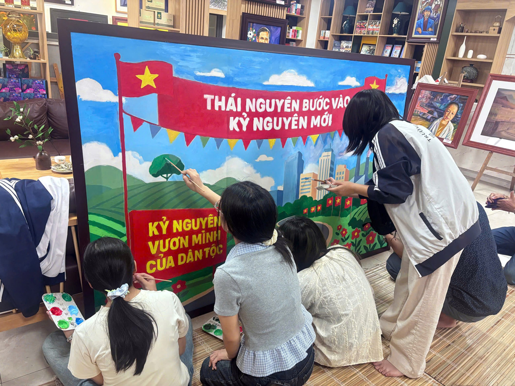Thực hành vẽ tranh tại triển lãm