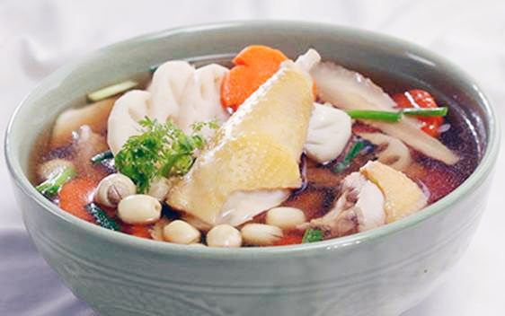 Canh củ sen, hạt sen hầm gà - một món ngon bổ dưỡng