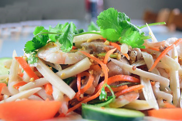 Gỏi ngó sen tôm thịt giòn ngọt, đậm vị