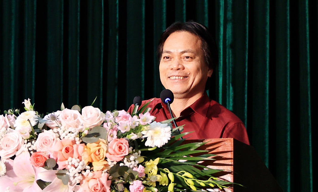 Nhà thơ Dương Khâu Luông - Chủ tịch Hội Văn học nghệ thuật tỉnh Bắc Kạn trình bày tham luận. Ảnh: A.T