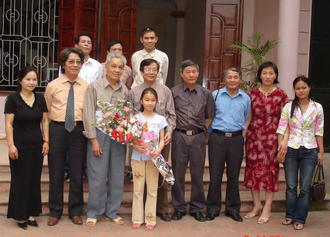 Trung tâm Bảo vệ quyền tác giả âm nhạc Việt Nam (Hội Nhạc sĩ Việt Nam) tới thăm và kí hợp đồng bản quyền âm nhạc với nhạc sĩ Đỗ Minh (thứ ba từ trái sang) tại gia đình, năm 2006