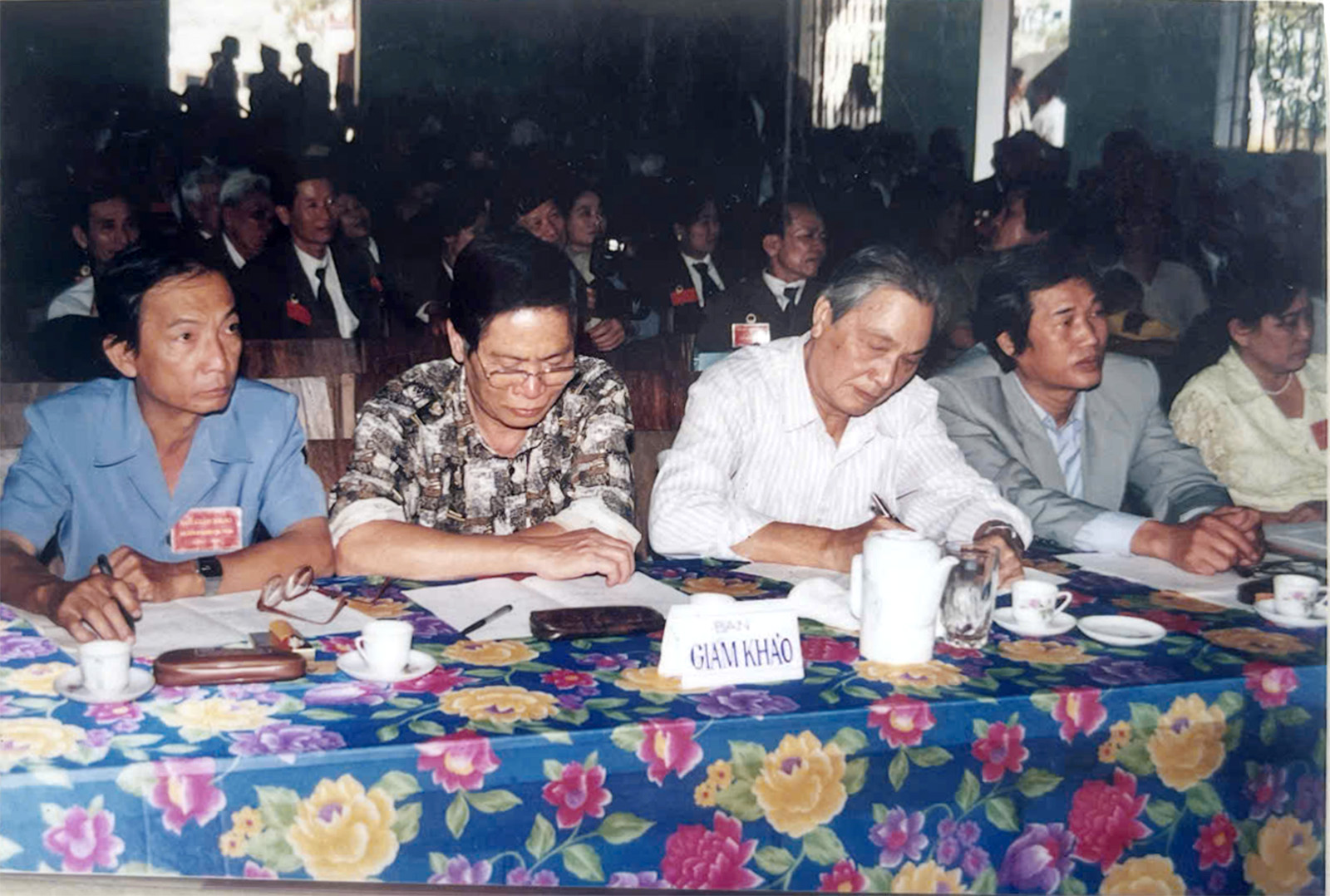 Nhạc sĩ Đỗ Minh (áo trắng, ngồi giữa) tham gia một ban giám khảo Hội diễn