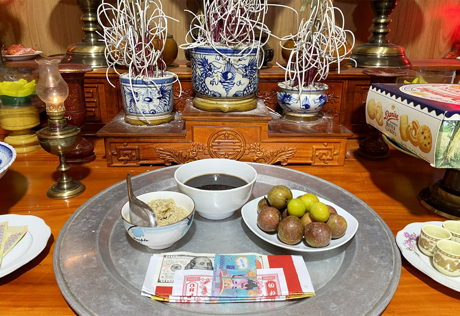Theo phong tục ở nhiều nơi, ngày Tết Đoan Ngọ các gia đình thường bày lễ thắp hương bằng chè đỗ đen, rượu nếp cái và hoa quả. Ảnh minh họa: V.T