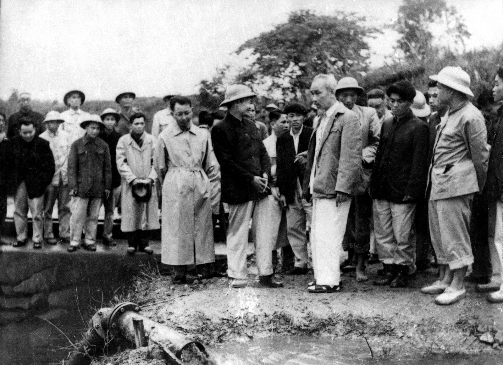 Bác Hồ thăm công trình thủy lợi Lũ Yên, xã Ðào Xá, huyện Phú Bình ngày 2/3/1958. Ảnh tư liệu