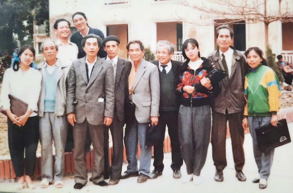 Đội ngũ văn nghệ sĩ tỉnh Bắc Thái, năm 1992, nhà văn Nông Viết Toại (thứ 5 từ phải sang)