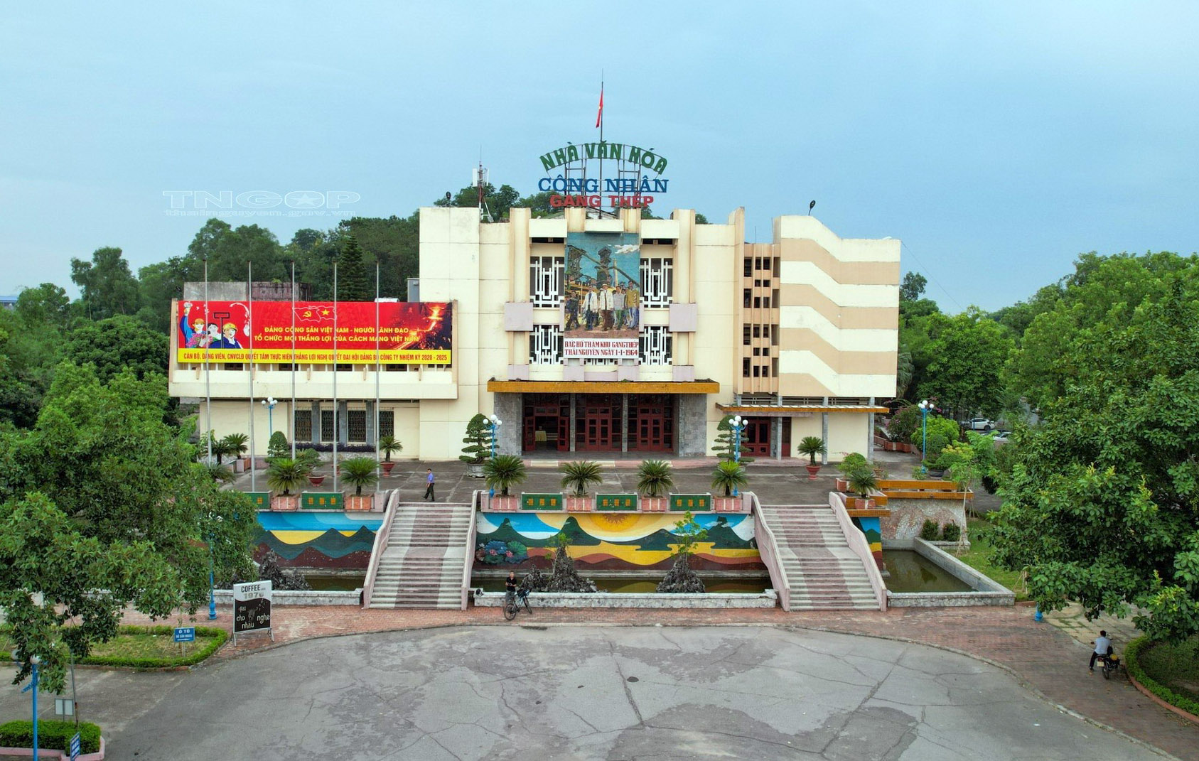 Nhà văn hóa Công nhân Gang Thép
