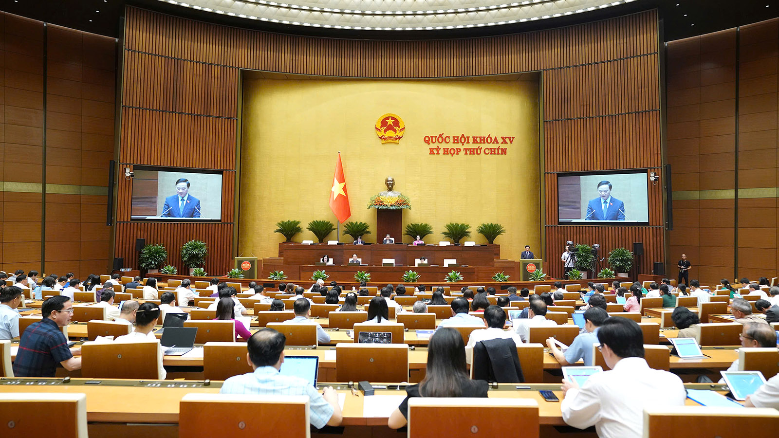 Quang cảnh một phiên họp của kỳ họp thứ Chín tại hội trường Diên Hồng