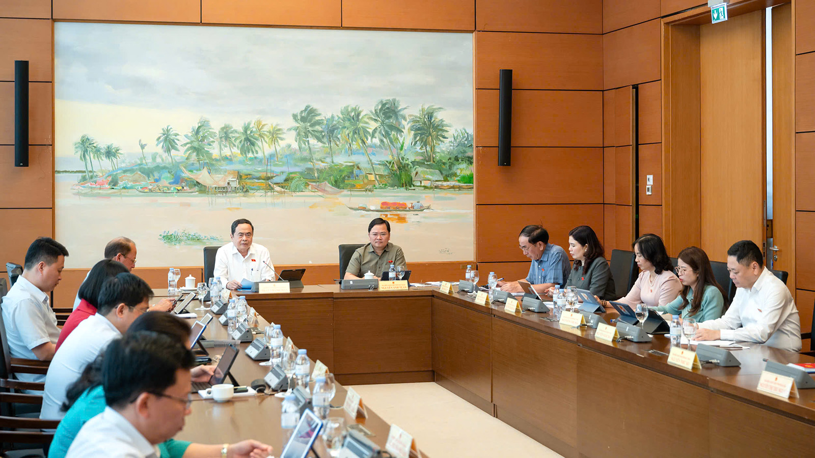 Các đại biểu làm việc tại Tổ thảo luận số 13