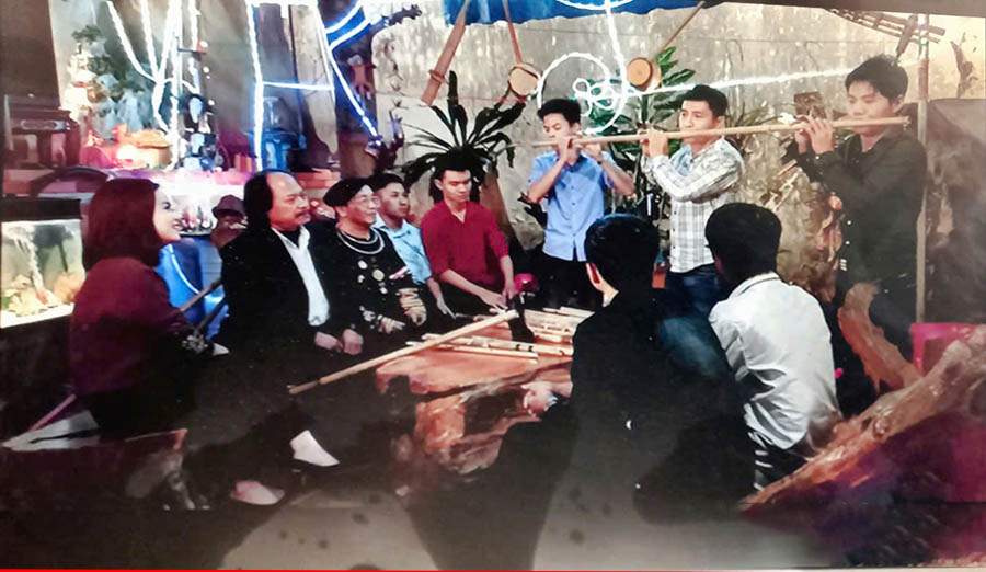 Nghệ sĩ Nguyễn Thanh Lịch truyền dạy cách thổi sáo 