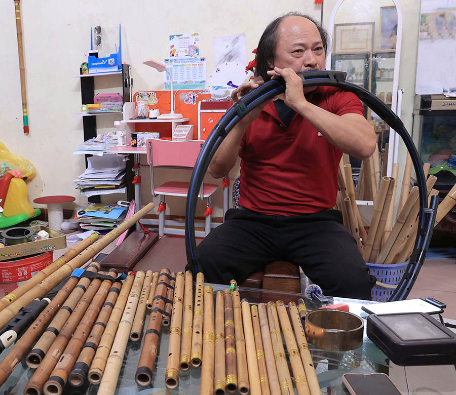 Nghệ sĩ Thanh Lịch thể hiện một nhạc phẩm trên cây sáo ống nhựa do ông chế tác