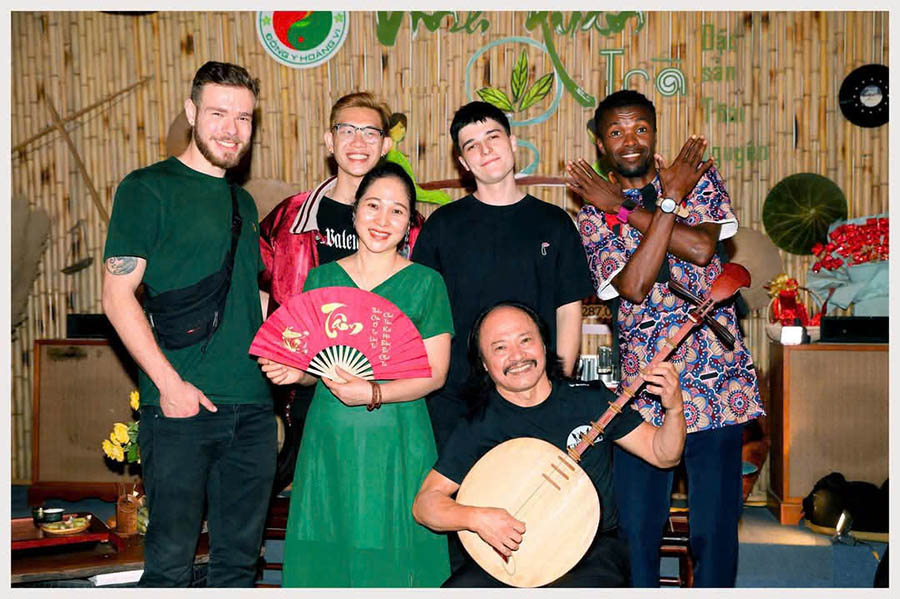 Nghệ sĩ Thanh Lịch giới thiệu về nhạc cụ dân tộc tại Vĩnh Xuân Club (TP Thái Nguyên).