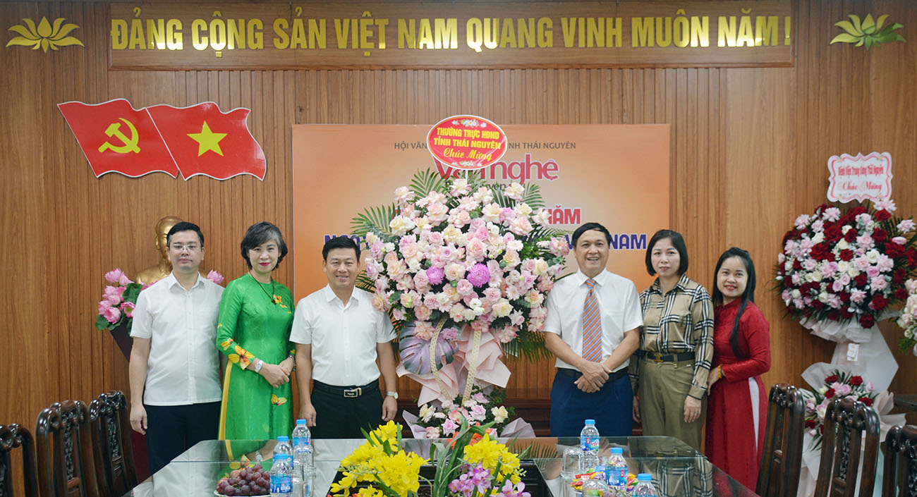 Đoàn đại biểu của HĐND tỉnh chúc mừng Tạp chí Văn nghệ Thái Nguyên