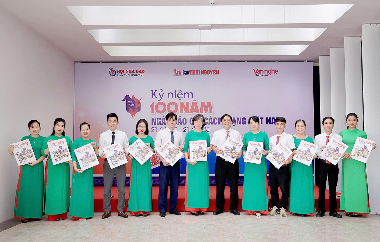Đội ngũ lãnh đạo, cán bộ, phóng viên, biên tập viên, nhân viên của Tòa soạn Tạp chí Văn nghệ Thái Nguyên