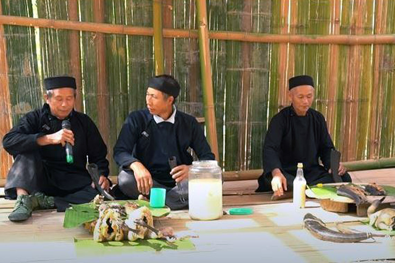 Các thầy cúng thực hiện Nghi lễ cúng thần rắn Ka ngư “Tì me meo”