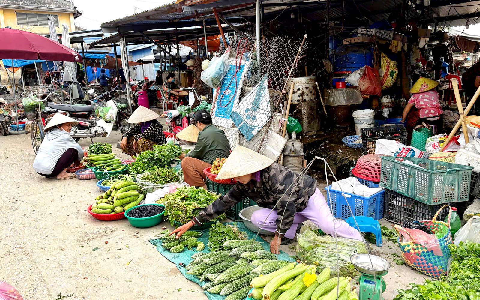 Rau vườn nhà, mỗi loại một ít được mang bán trong chợ phiên